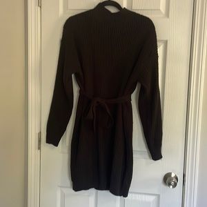 NWOT Simple, classic sweater dress with belt